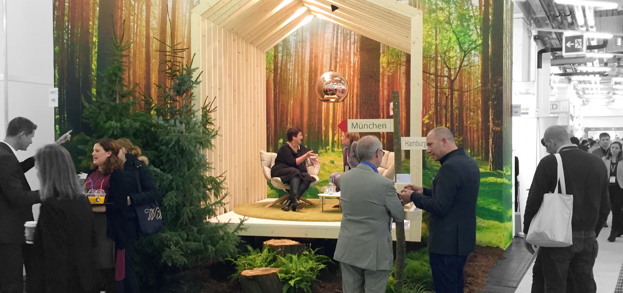 Quovadis-Messestand mit Waldmotiv